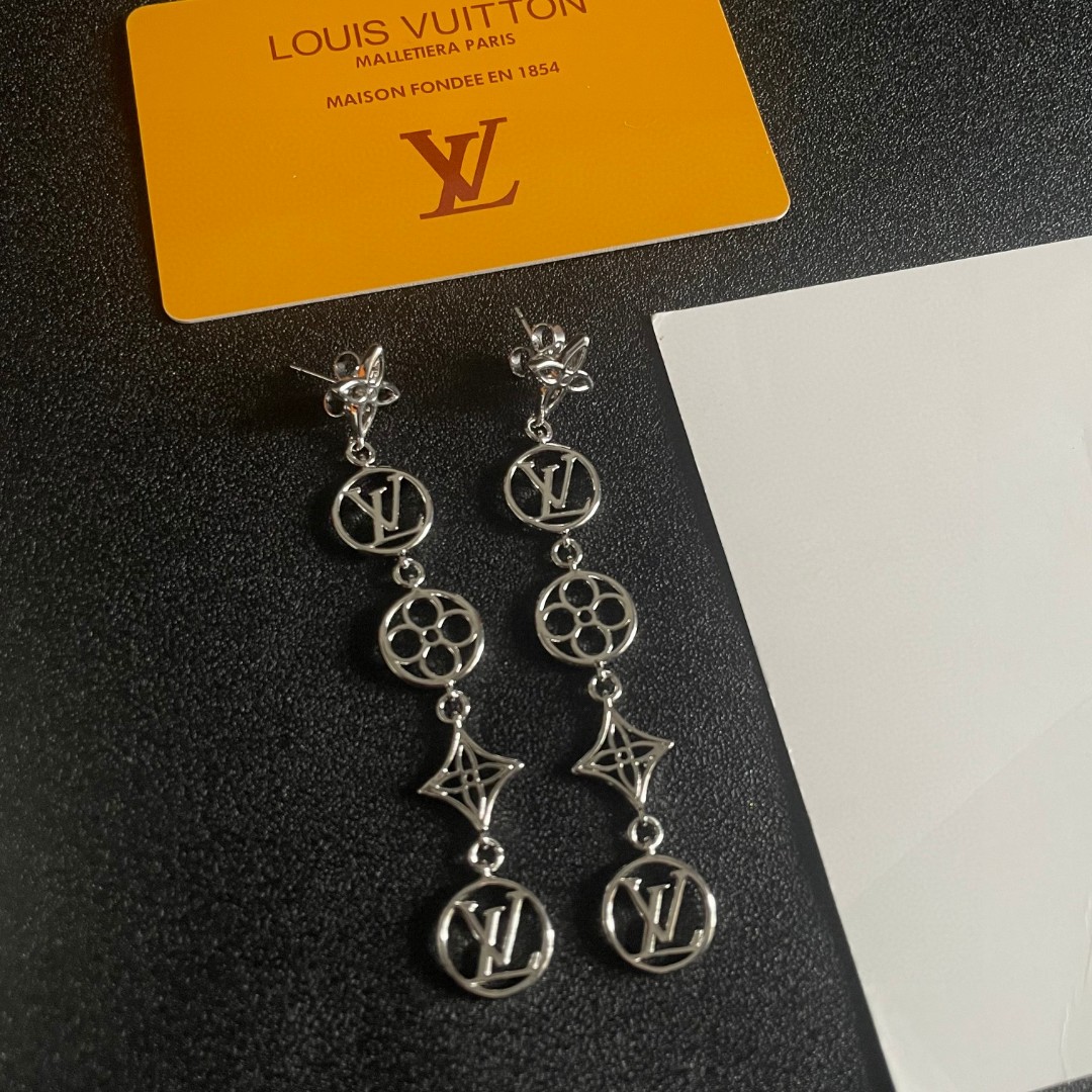👑Lv 路易威登 2025年早春新品耳钉 复古 LV 字母耳环 超精工cnc工艺技术 上身美美哒 特别适
