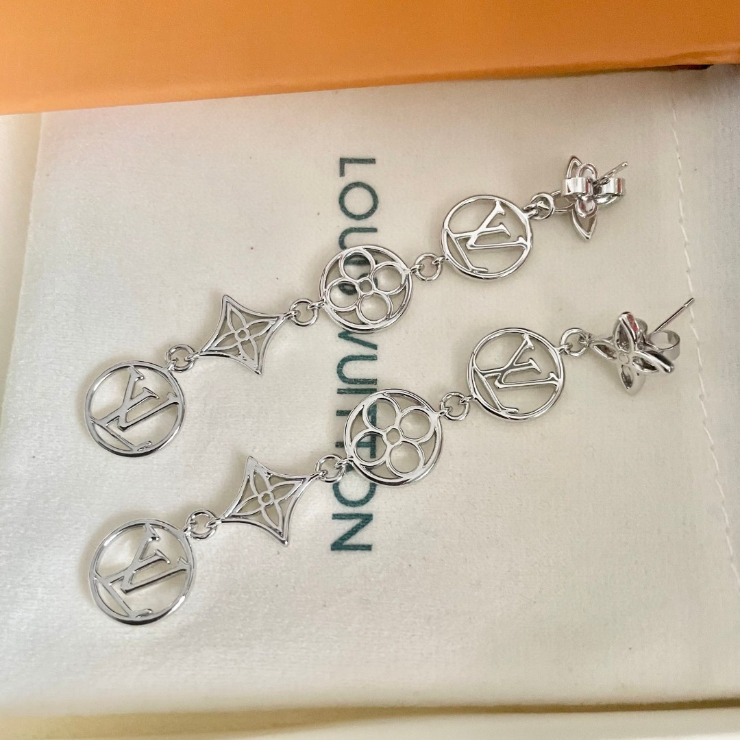 👑Lv 路易威登 2025年早春新品耳钉 复古 LV 字母耳环 超精工cnc工艺技术 上身美美哒 特别适