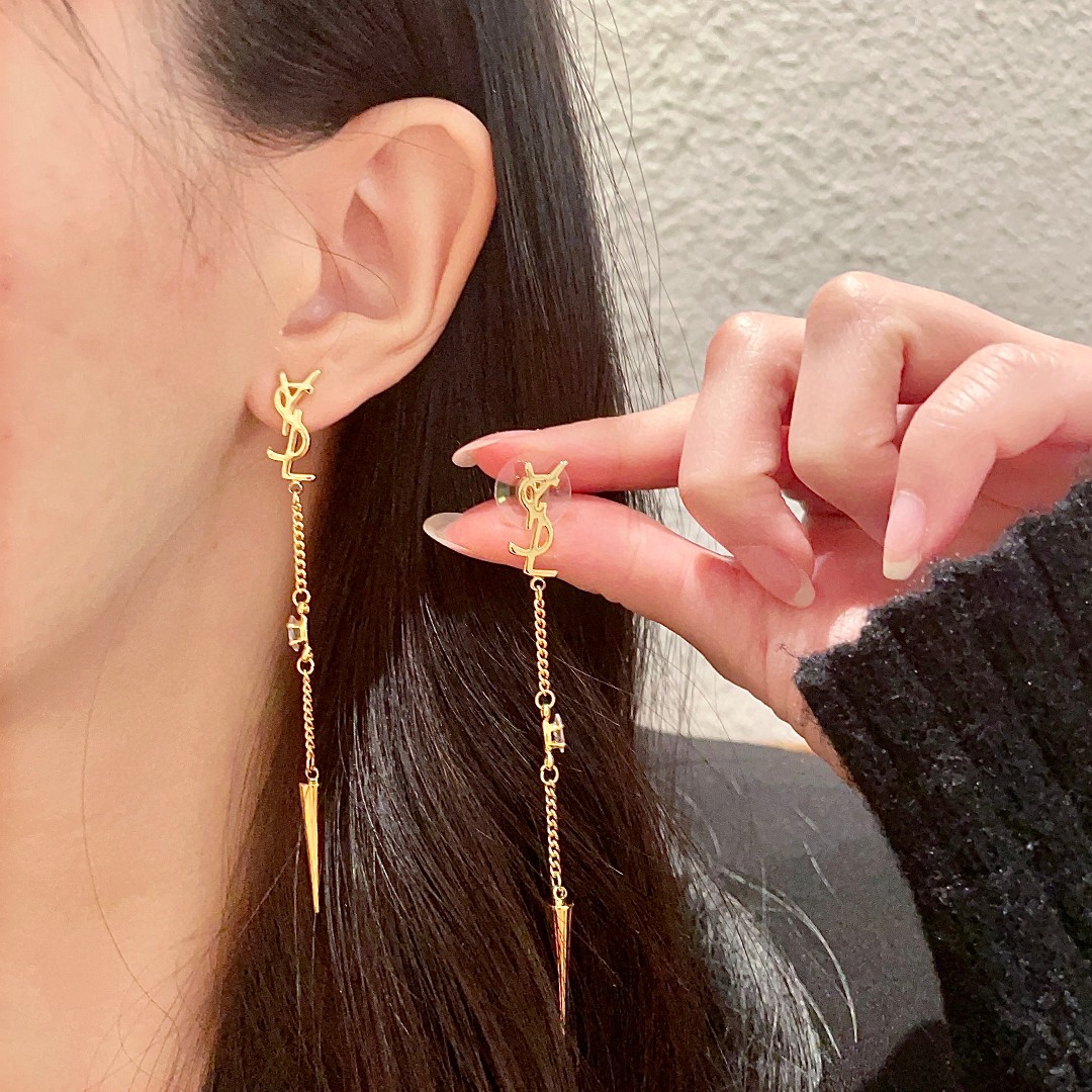  新款 ysl圣罗兰耳钉 美丽永远敌不过经典 黄金时期的香奈就是最经典．也是最有味道的 女人独立优雅魅力