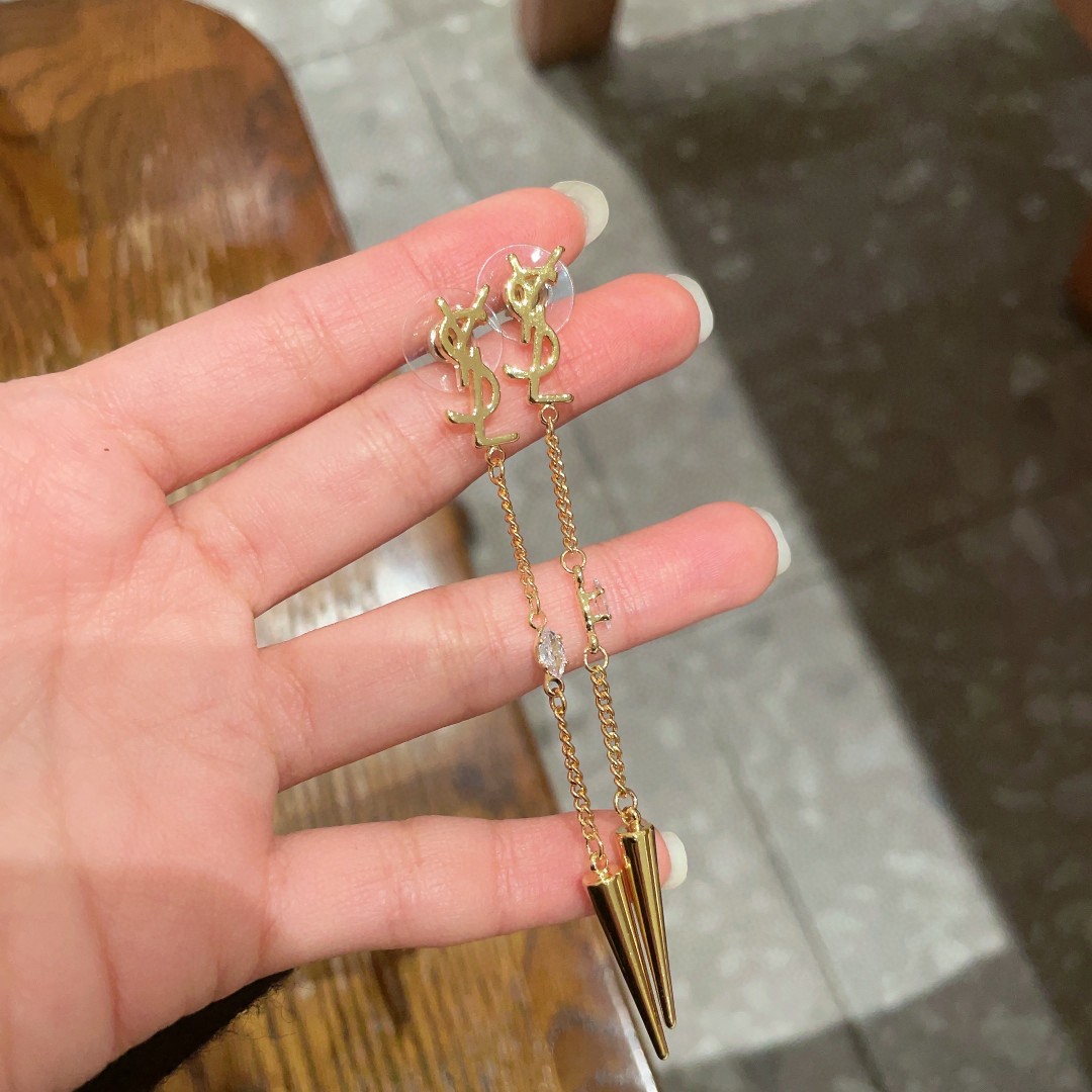  新款 ysl圣罗兰耳钉 美丽永远敌不过经典 黄金时期的香奈就是最经典．也是最有味道的 女人独立优雅魅力