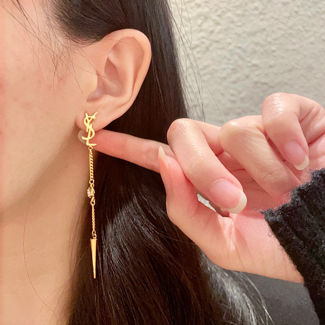  新款 ysl圣罗兰耳钉 美丽永远敌不过经典 黄金时期的香奈就是最经典．也是最有味道的 女人独立优雅魅力