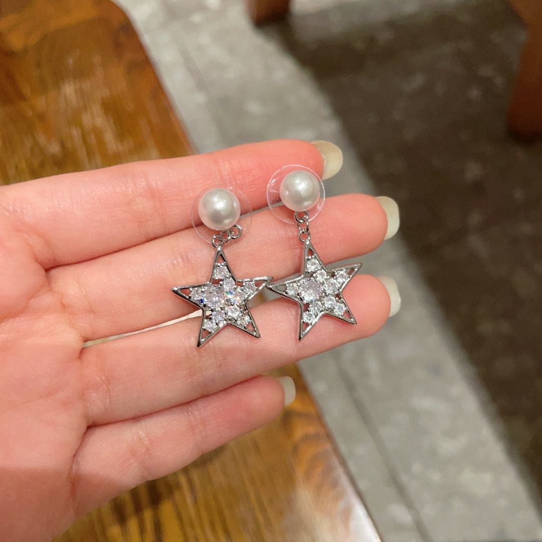  缪缪（MIUMIU）耳环 🌟🌟是手工钻、搭配 🌟🌟就是小仙女 女神必备单品 非常有女人气质 超美 简单