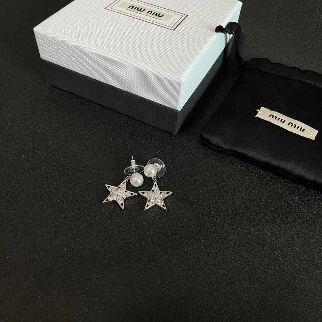  缪缪（MIUMIU）耳环 🌟🌟是手工钻、搭配 🌟🌟就是小仙女 女神必备单品 非常有女人气质 超美 简单