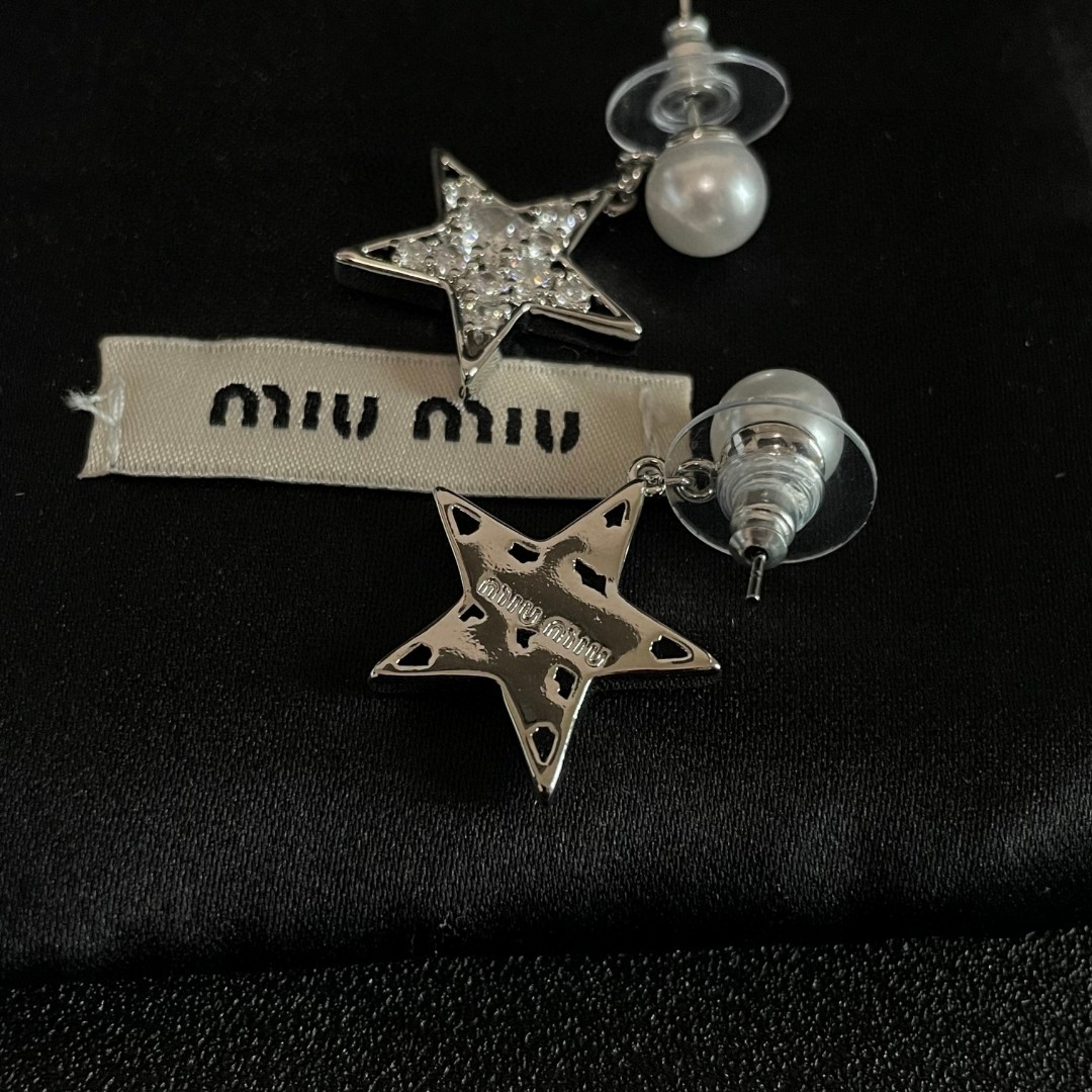  缪缪（MIUMIU）耳环 🌟🌟是手工钻、搭配 🌟🌟就是小仙女 女神必备单品 非常有女人气质 超美 简单