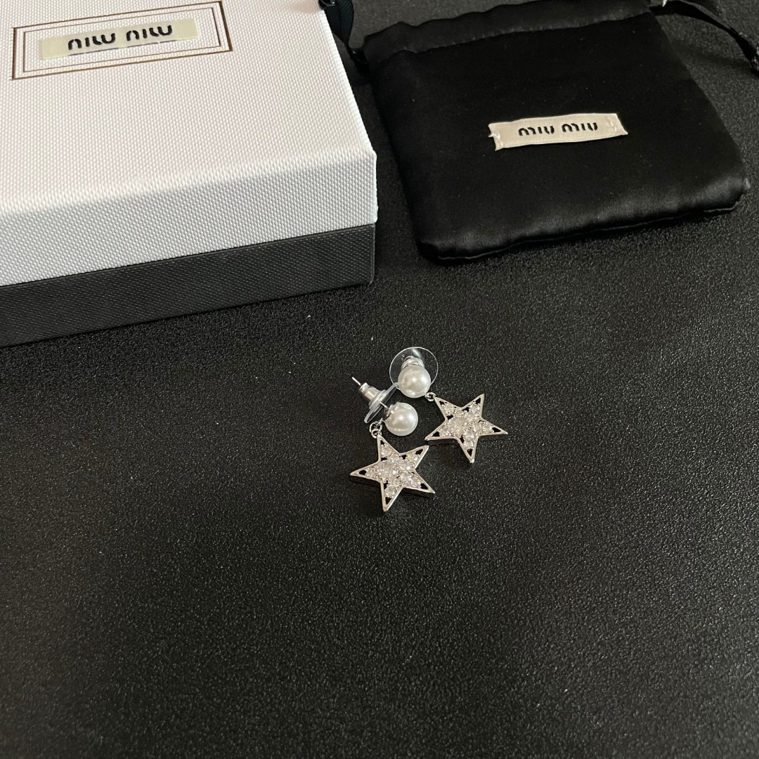 缪缪（MIUMIU）耳环 🌟🌟是手工钻、搭配 🌟🌟就是小仙女 女神必备单品 非常有女人气质 超美 简单
