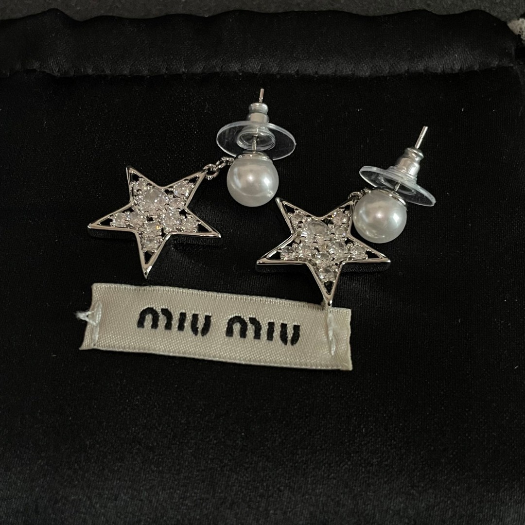 缪缪（MIUMIU）耳环 🌟🌟是手工钻、搭配 🌟🌟就是小仙女 女神必备单品 非常有女人气质 超美 简单