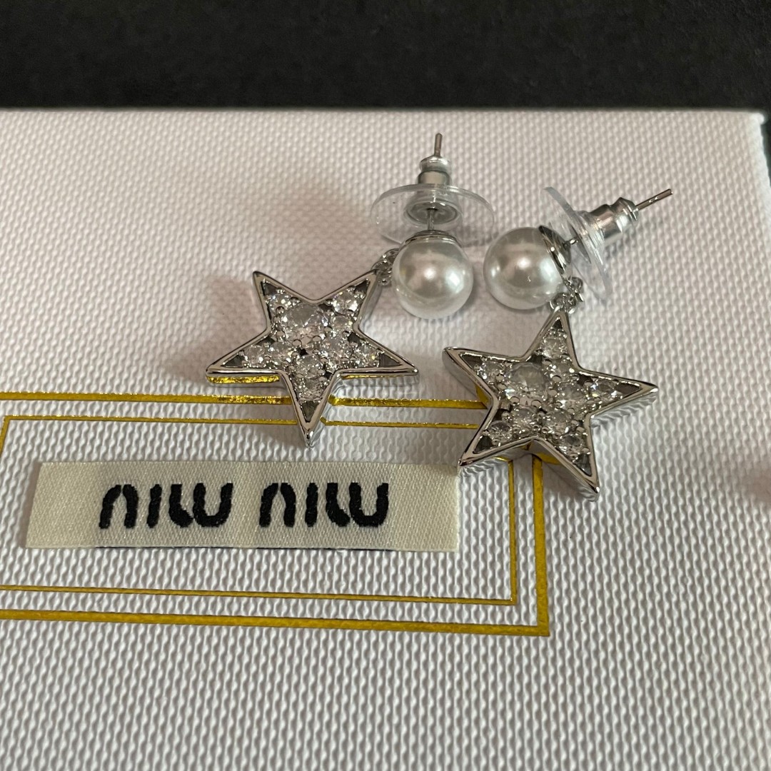  缪缪（MIUMIU）耳环 🌟🌟是手工钻、搭配 🌟🌟就是小仙女 女神必备单品 非常有女人气质 超美 简单