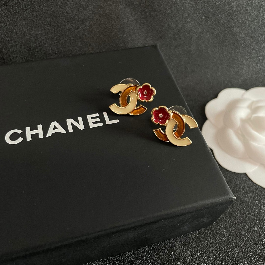  Chanel香奈儿 中古 耳钉👀小香家的款式真心无需多介绍😘🎶每一款都超好看，精致大方，非常显气质