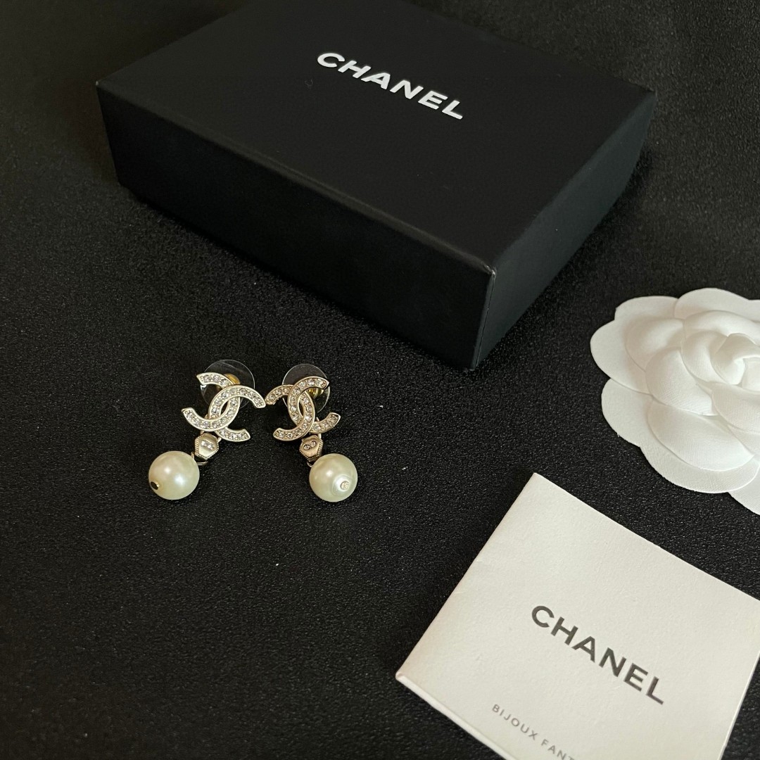  Chanel香奈儿 中古 耳钉👀小香家的款式真心无需多介绍😘🎶每一款都超好看，精致大方，非常显气质