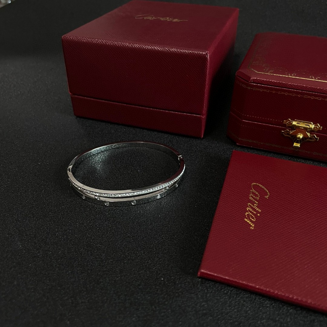 👑Cartier 卡地亚官网最新发布 👉🏻火爆窄版细款手镯💥进口精工保色18k💯高端定制👈🏻🙈🙈🙈顶级工