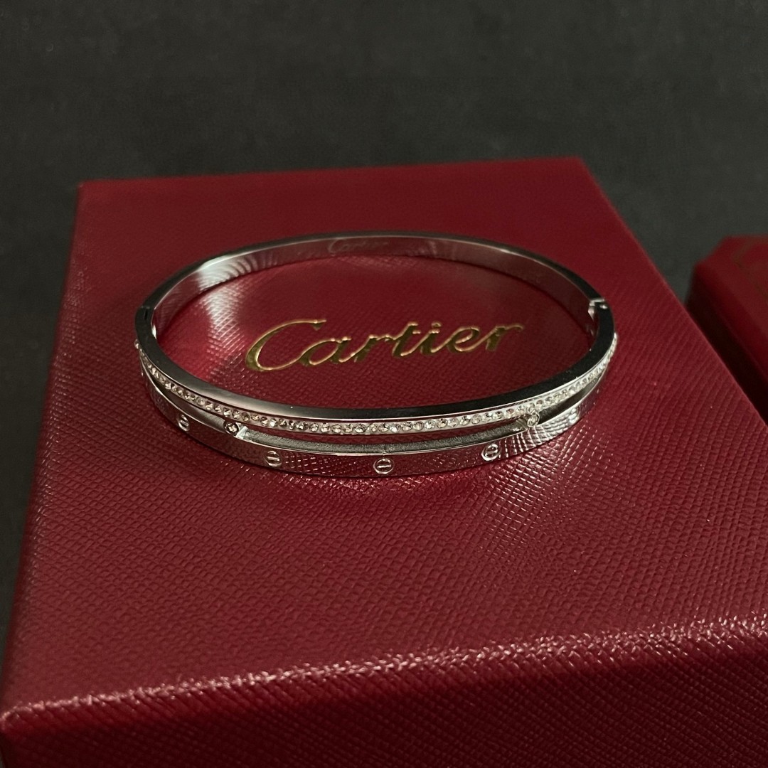 👑Cartier 卡地亚官网最新发布 👉🏻火爆窄版细款手镯💥进口精工保色18k💯高端定制👈🏻🙈🙈🙈顶级工