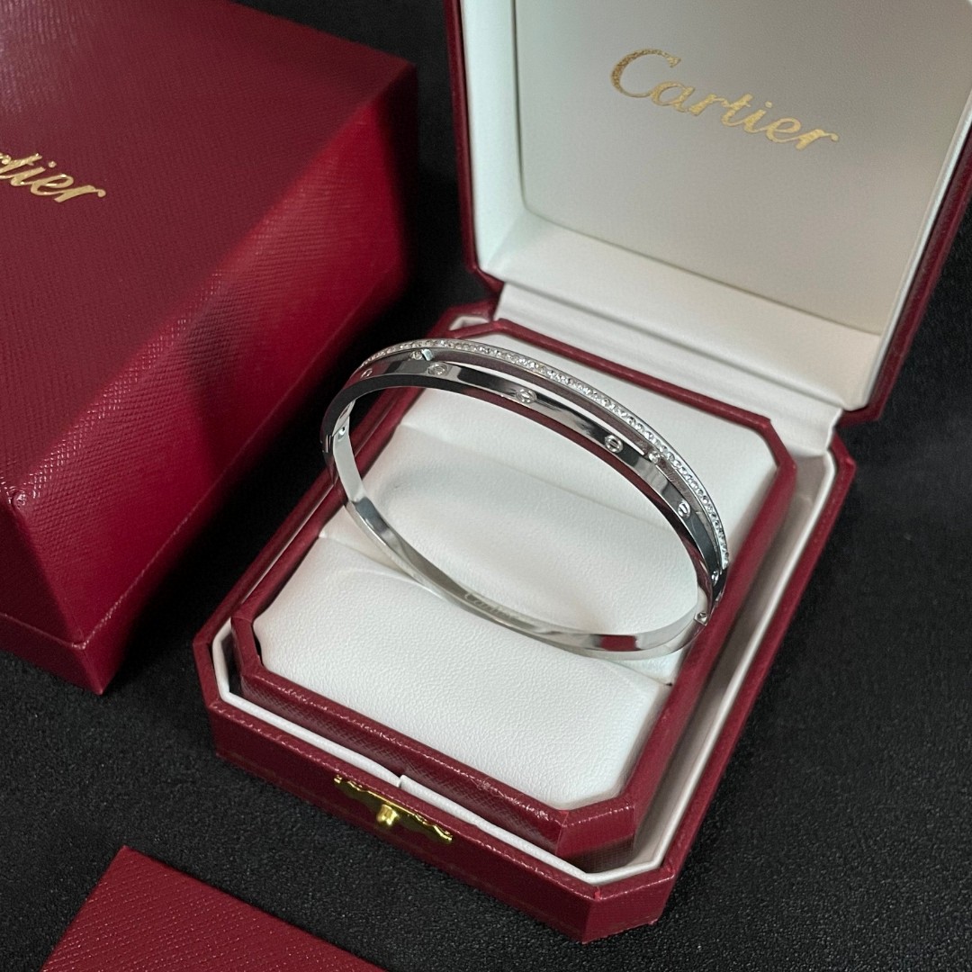 👑Cartier 卡地亚官网最新发布 👉🏻火爆窄版细款手镯💥进口精工保色18k💯高端定制👈🏻🙈🙈🙈顶级工