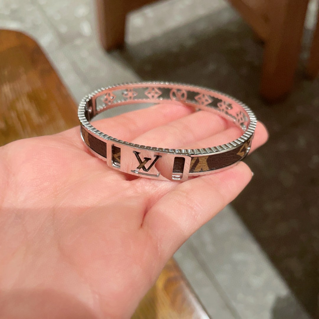 💥新品😍 原单货 LV中性款手镯🔹🔹Louis Vuitton 路易威登 🔹专柜一致材质 火爆款出货 设