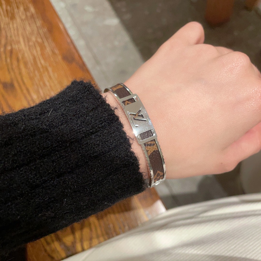 💥新品😍 原单货 LV中性款手镯🔹🔹Louis Vuitton 路易威登 🔹专柜一致材质 火爆款出货 设