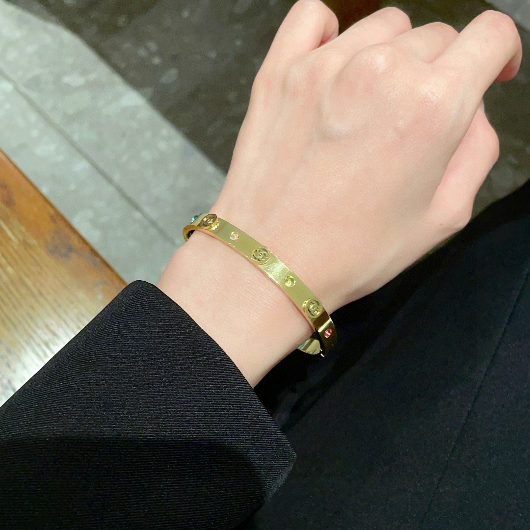 💝新款💥香奈儿Chanel双C镶钻手镯🍀🍀🍀超重工bling bling，颜色搭配得非常好高级感 💙女神