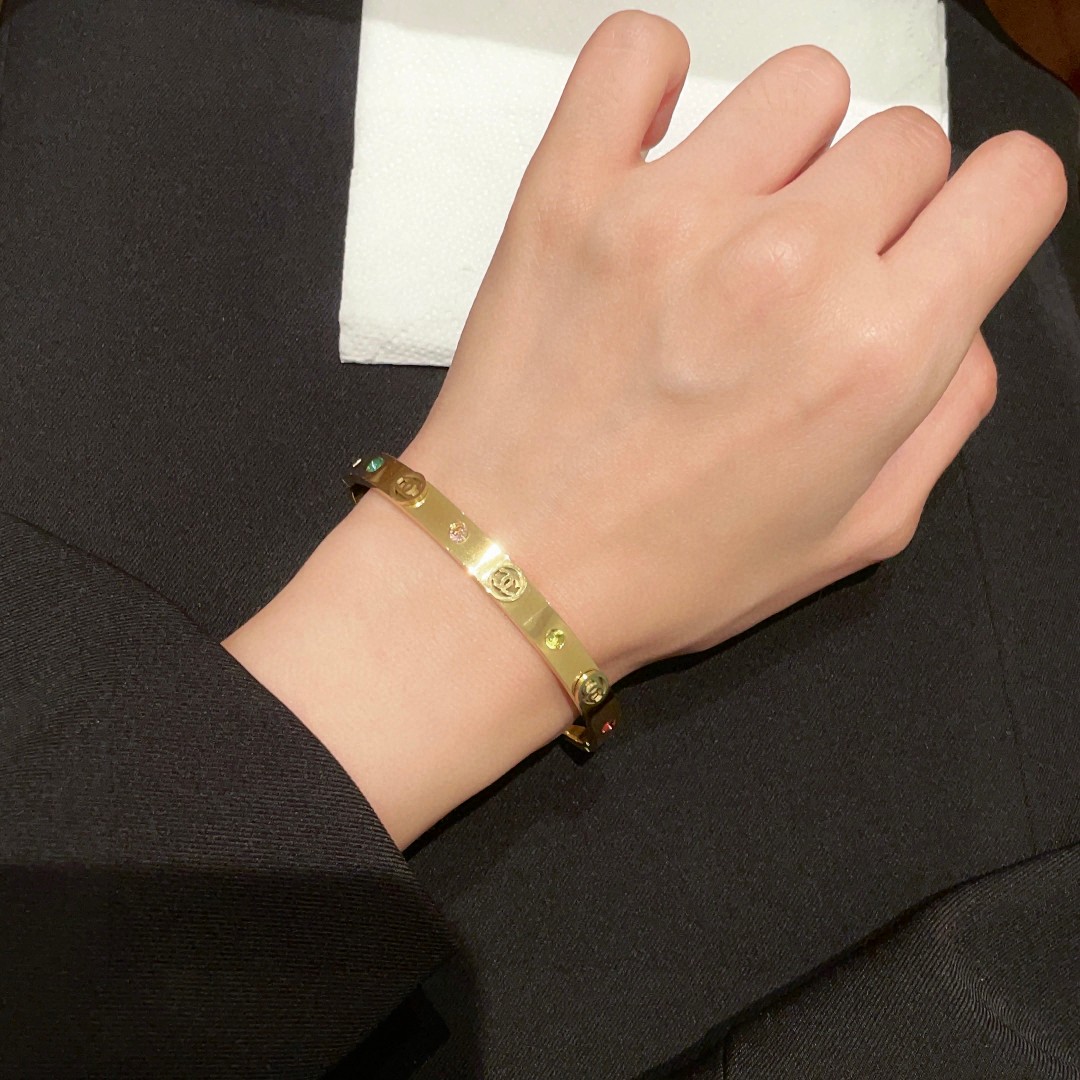 💝新款💥香奈儿Chanel双C镶钻手镯🍀🍀🍀超重工bling bling，颜色搭配得非常好高级感 💙女神