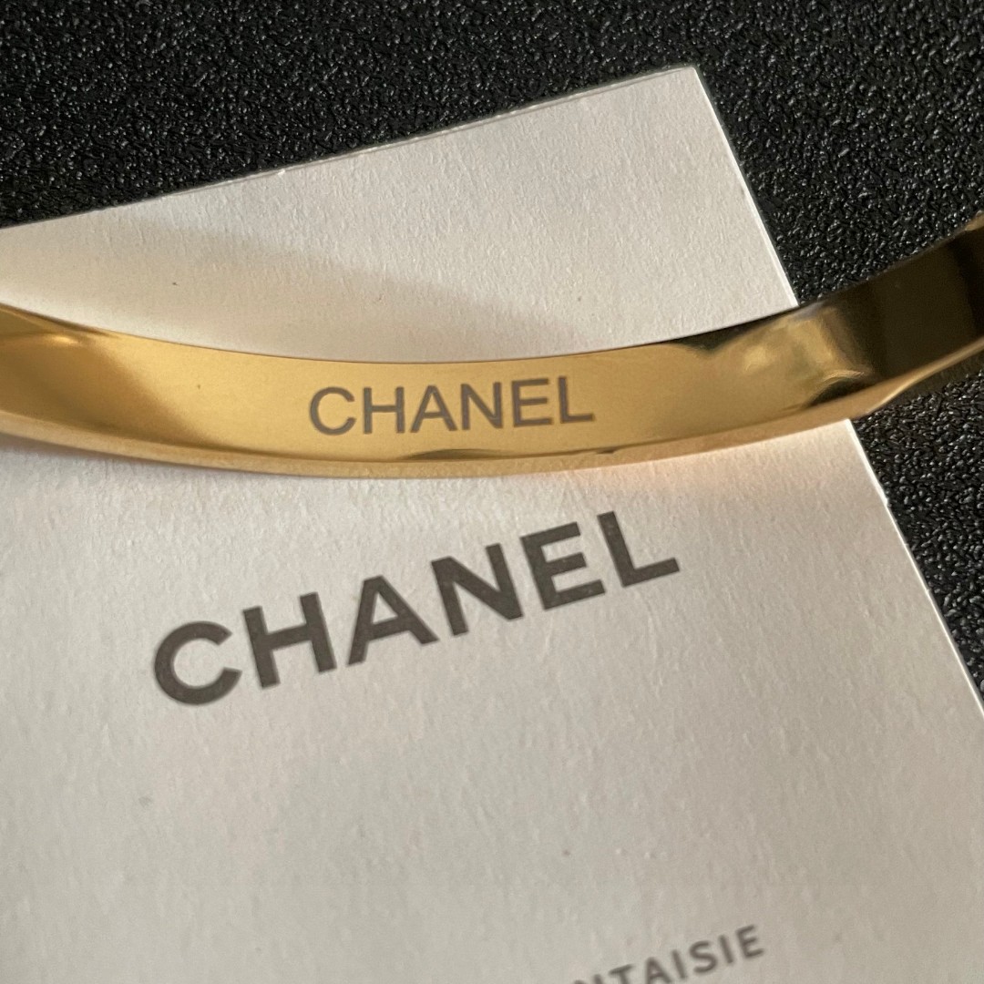 💝新款💥香奈儿Chanel双C镶钻手镯🍀🍀🍀超重工bling bling，颜色搭配得非常好高级感 💙女神