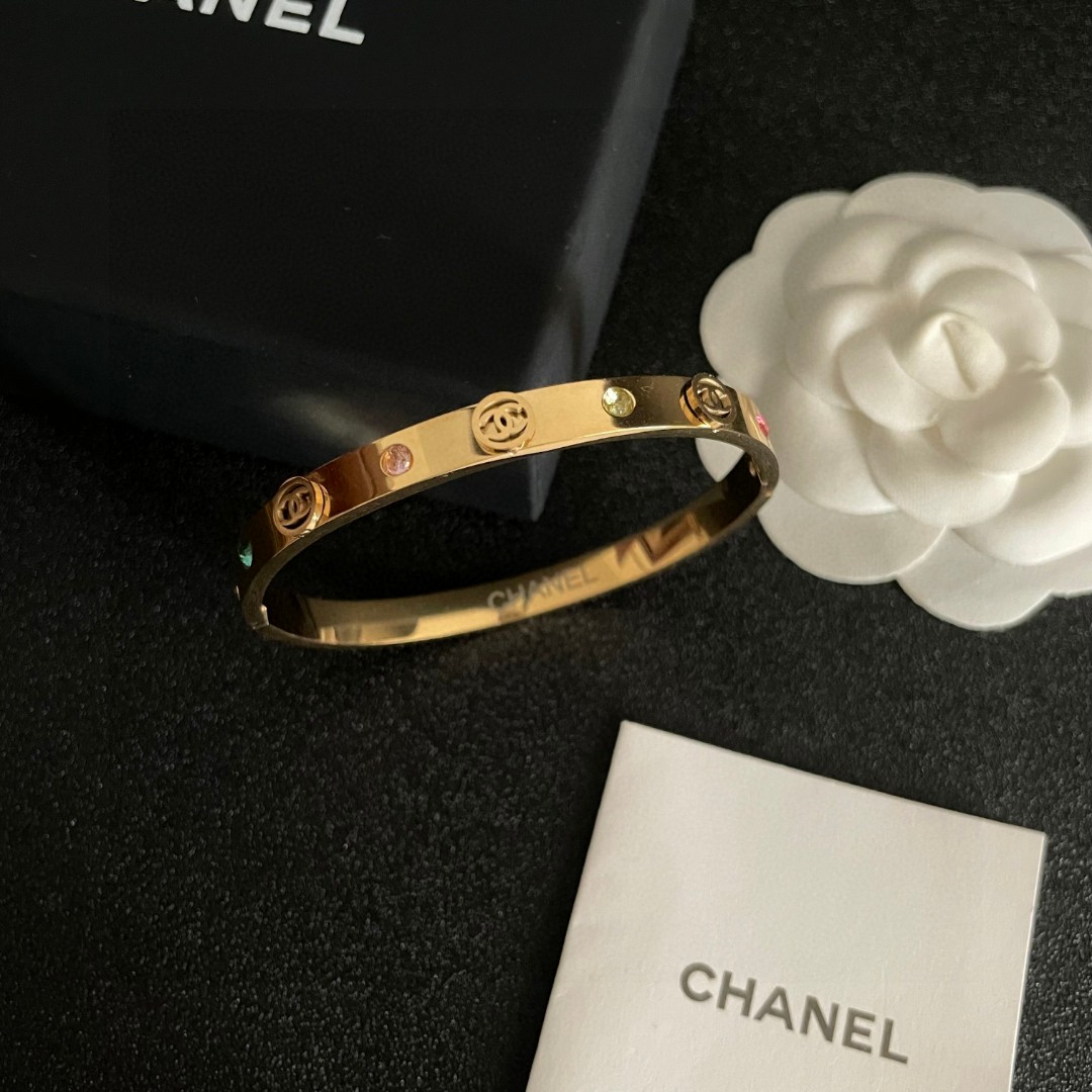 💝新款💥香奈儿Chanel双C镶钻手镯🍀🍀🍀超重工bling bling，颜色搭配得非常好高级感 💙女神