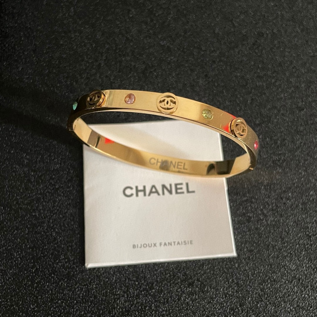 💝新款💥香奈儿Chanel双C镶钻手镯🍀🍀🍀超重工bling bling，颜色搭配得非常好高级感 💙女神