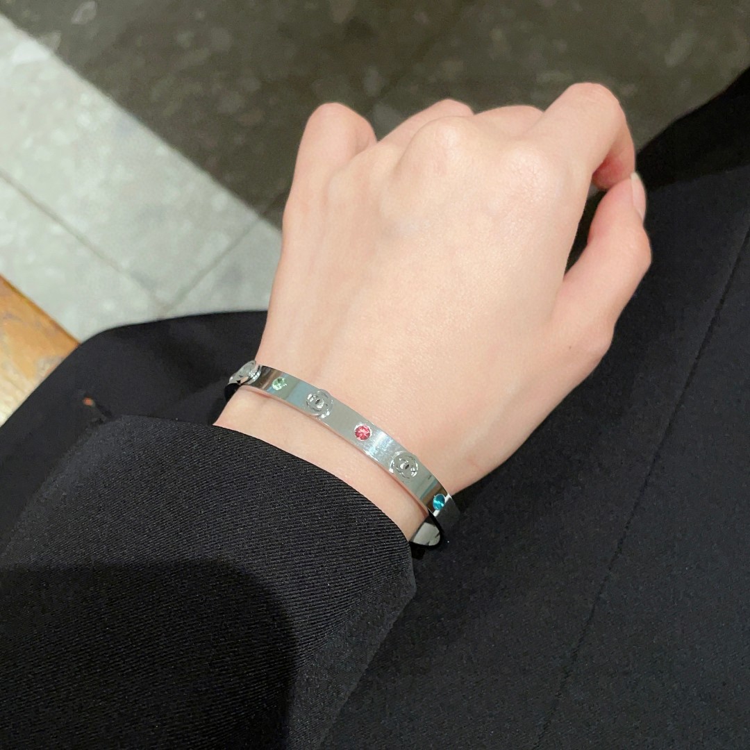 💝新款💥香奈儿Chanel双C镶钻手镯🍀🍀🍀超重工bling bling，颜色搭配得非常好高级感 💙女神