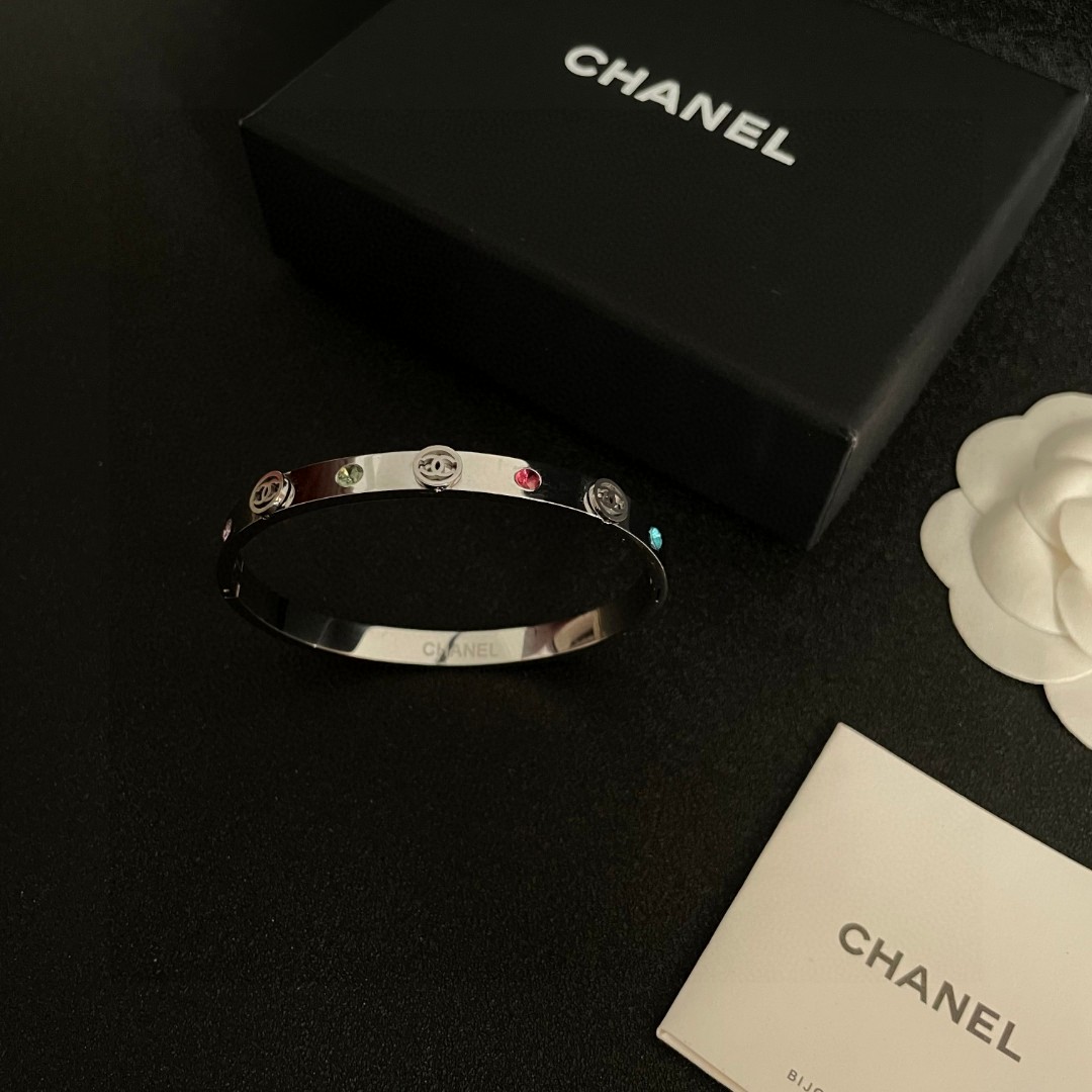 💝新款💥香奈儿Chanel双C镶钻手镯🍀🍀🍀超重工bling bling，颜色搭配得非常好高级感 💙女神