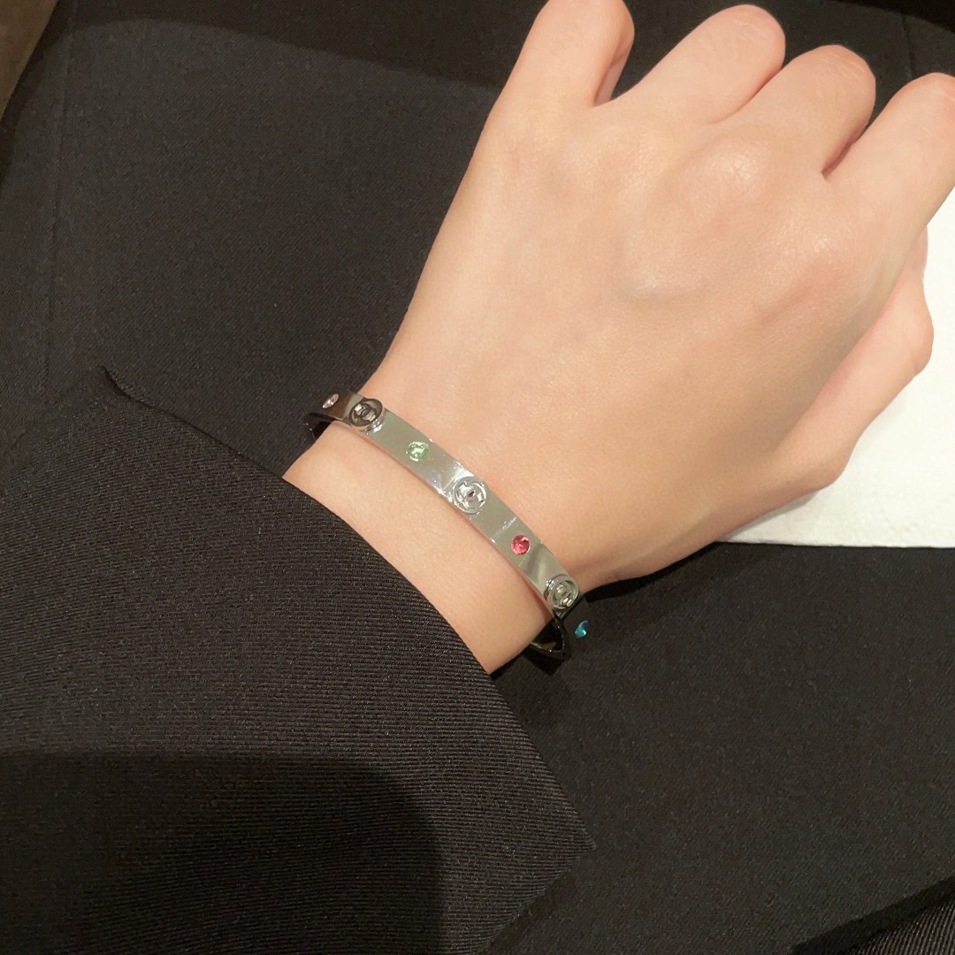 💝新款💥香奈儿Chanel双C镶钻手镯🍀🍀🍀超重工bling bling，颜色搭配得非常好高级感 💙女神