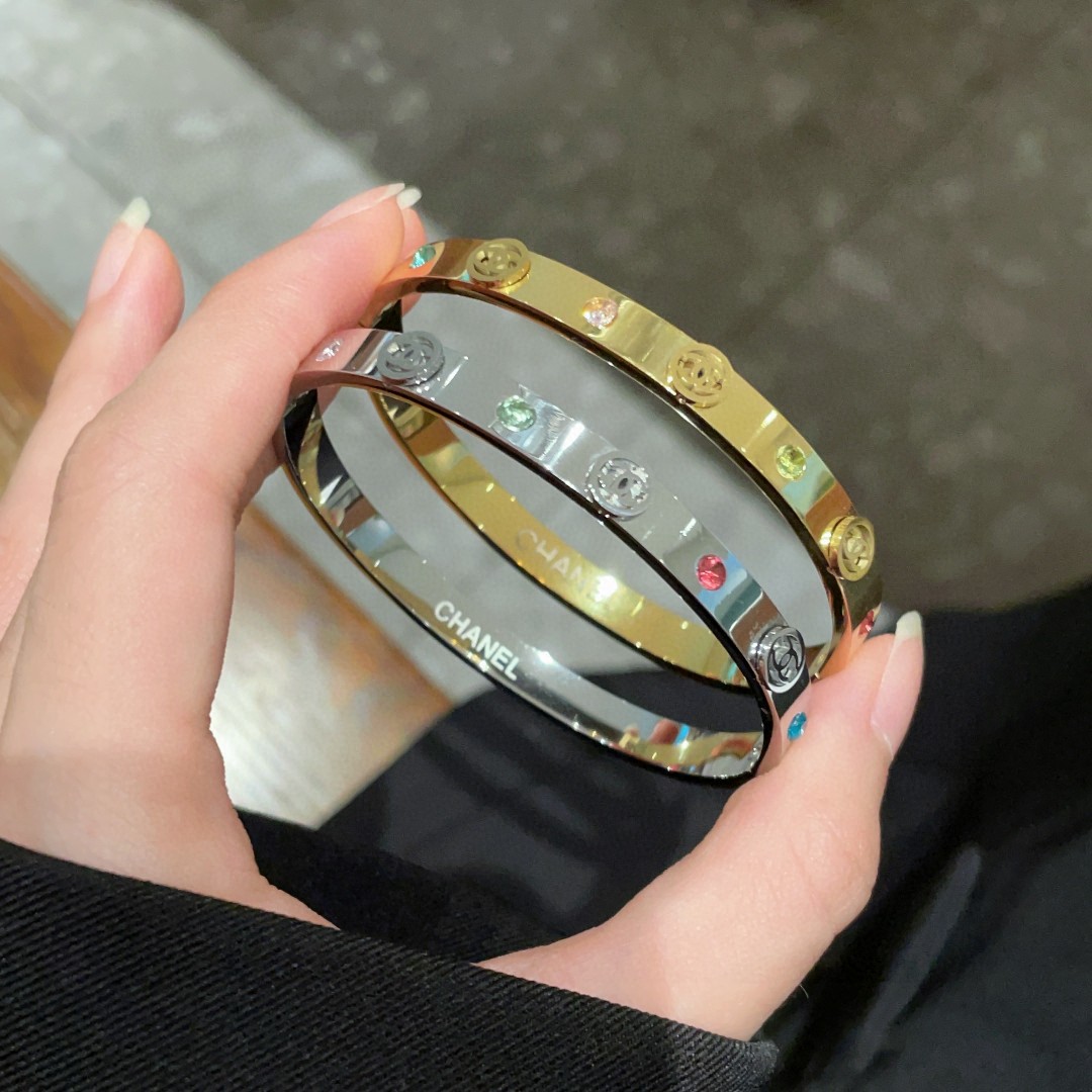 💝新款💥香奈儿Chanel双C镶钻手镯🍀🍀🍀超重工bling bling，颜色搭配得非常好高级感 💙女神