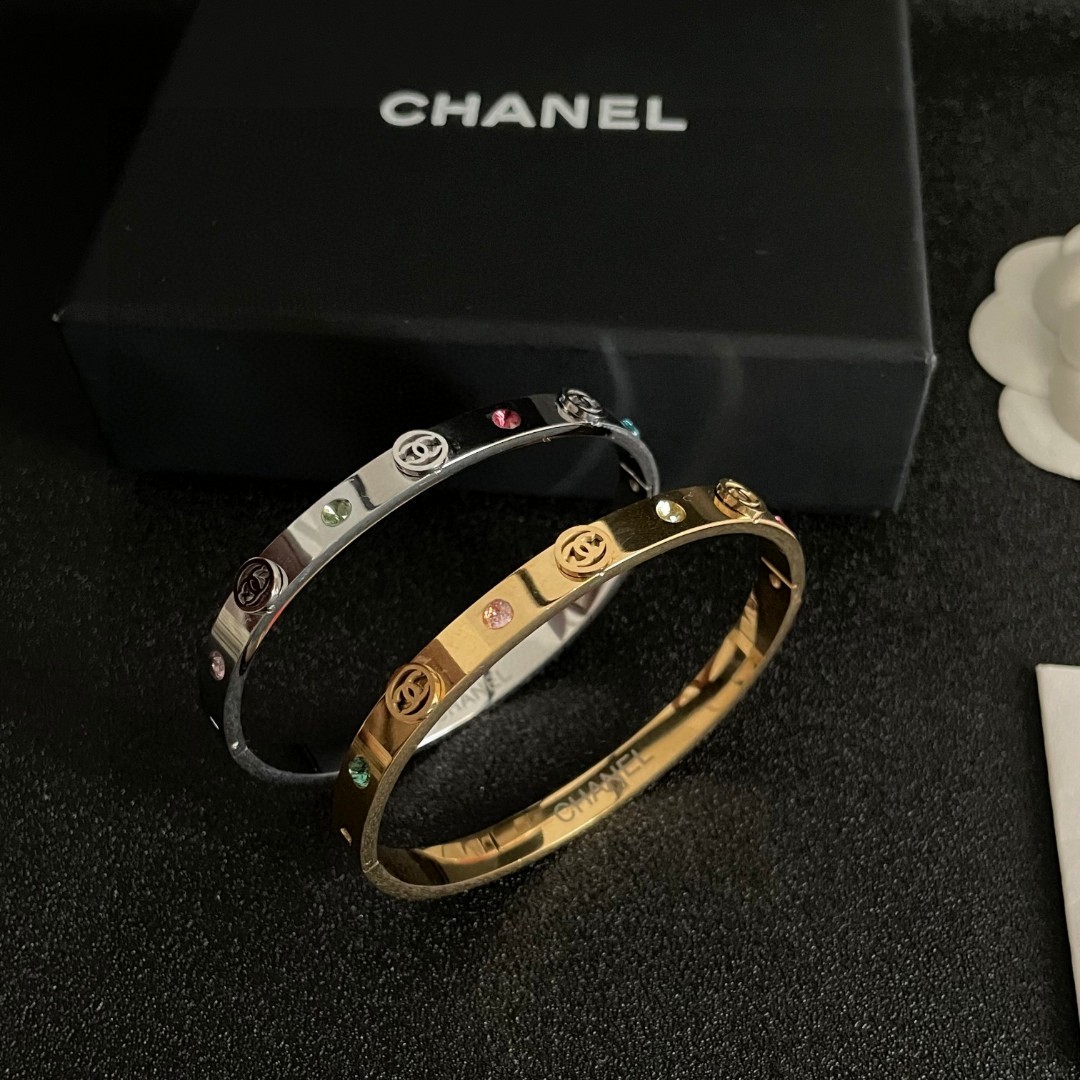 💝新款💥香奈儿Chanel双C镶钻手镯🍀🍀🍀超重工bling bling，颜色搭配得非常好高级感 💙女神