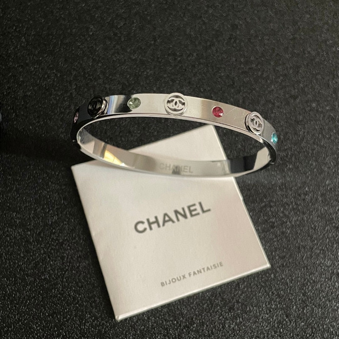 💝新款💥香奈儿Chanel双C镶钻手镯🍀🍀🍀超重工bling bling，颜色搭配得非常好高级感 💙女神