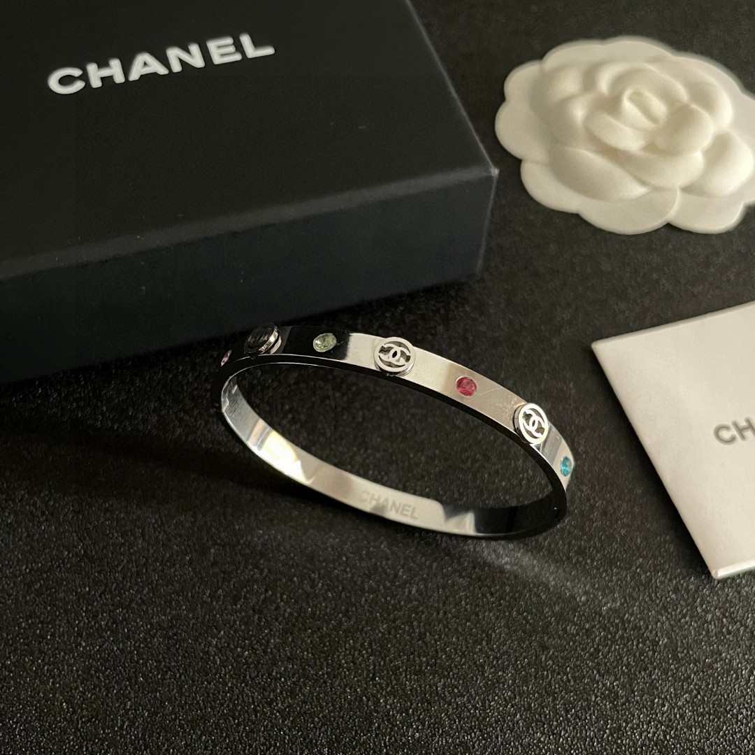 💝新款💥香奈儿Chanel双C镶钻手镯🍀🍀🍀超重工bling bling，颜色搭配得非常好高级感 💙女神