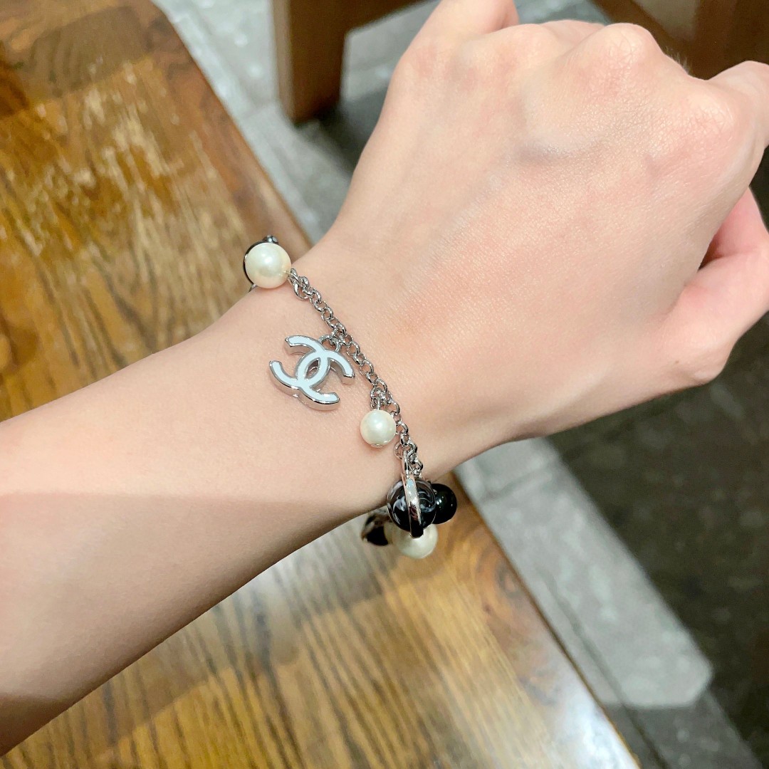  Chanel香奈儿 中古 手链👀原版复刻logo  小香家的款式真心无需多介绍😘🎶每一款都超好看，精致