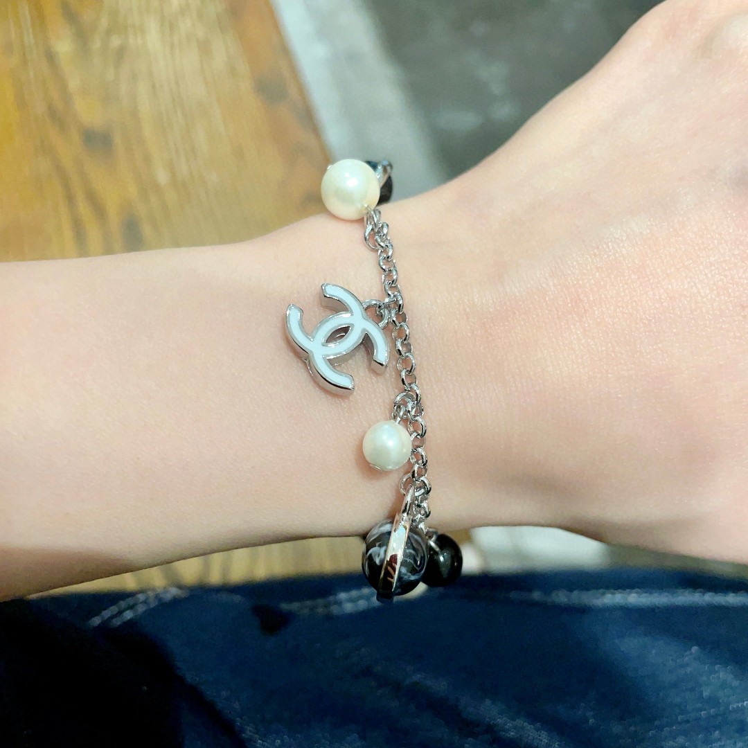  Chanel香奈儿 中古 手链👀原版复刻logo  小香家的款式真心无需多介绍😘🎶每一款都超好看，精致