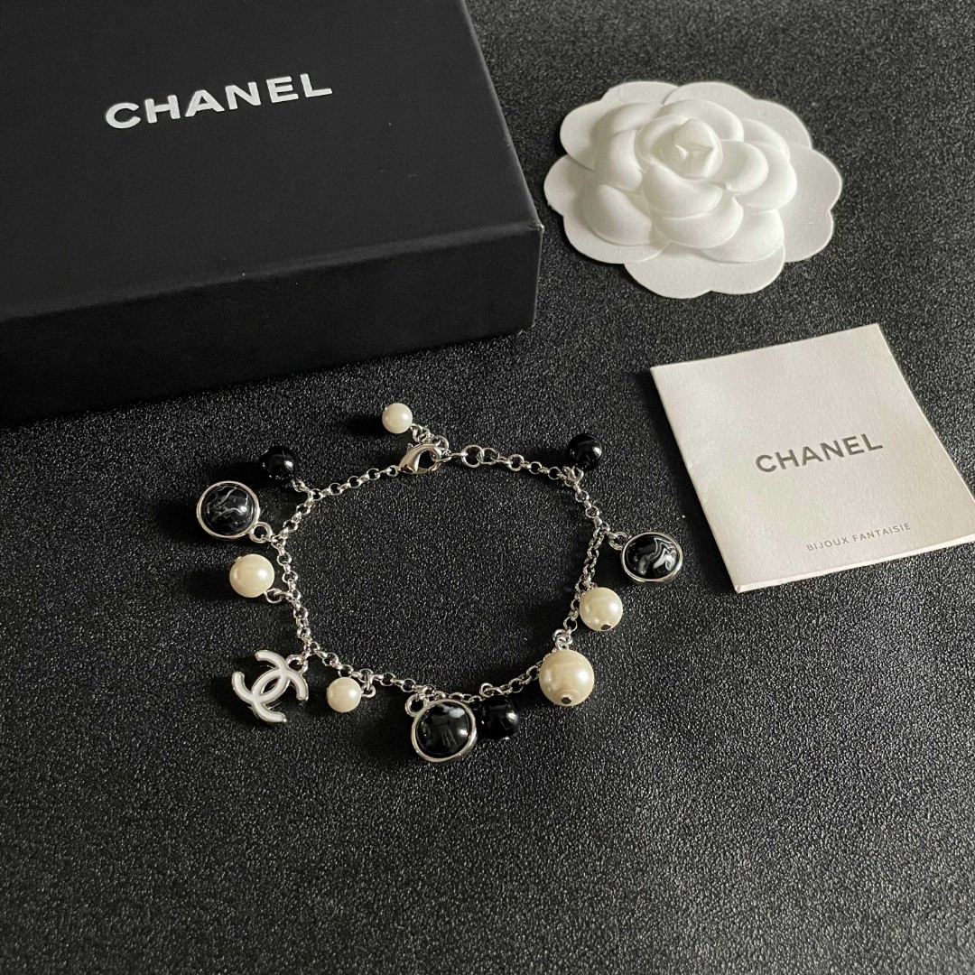  Chanel香奈儿 中古 手链👀原版复刻logo  小香家的款式真心无需多介绍😘🎶每一款都超好看，精致