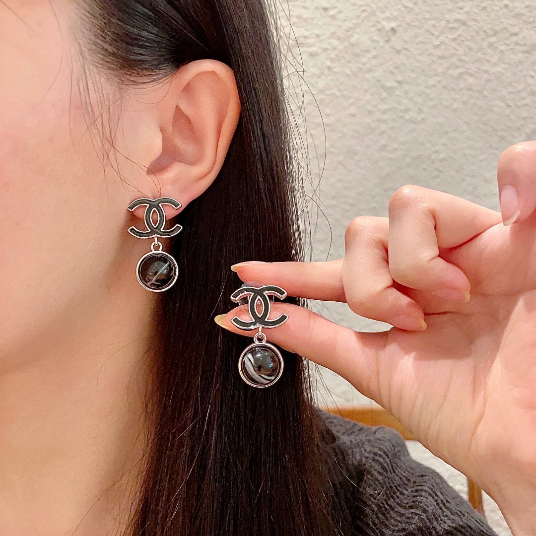  Chanel香奈儿 中古 双C耳钉👀原版复刻logo 小香家的款式真心无需多介绍😘🎶每一款都超好看，精