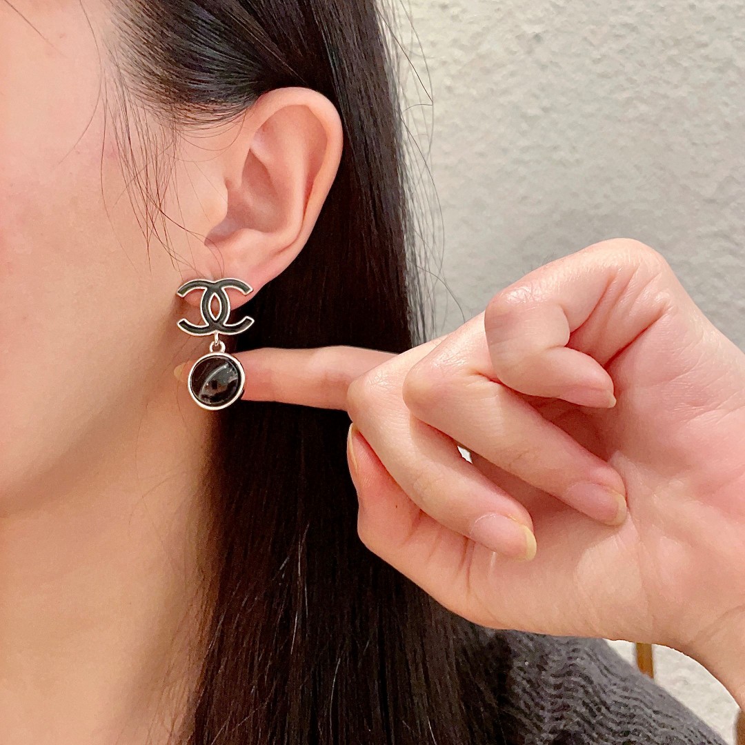  Chanel香奈儿 中古 双C耳钉👀原版复刻logo 小香家的款式真心无需多介绍😘🎶每一款都超好看，精