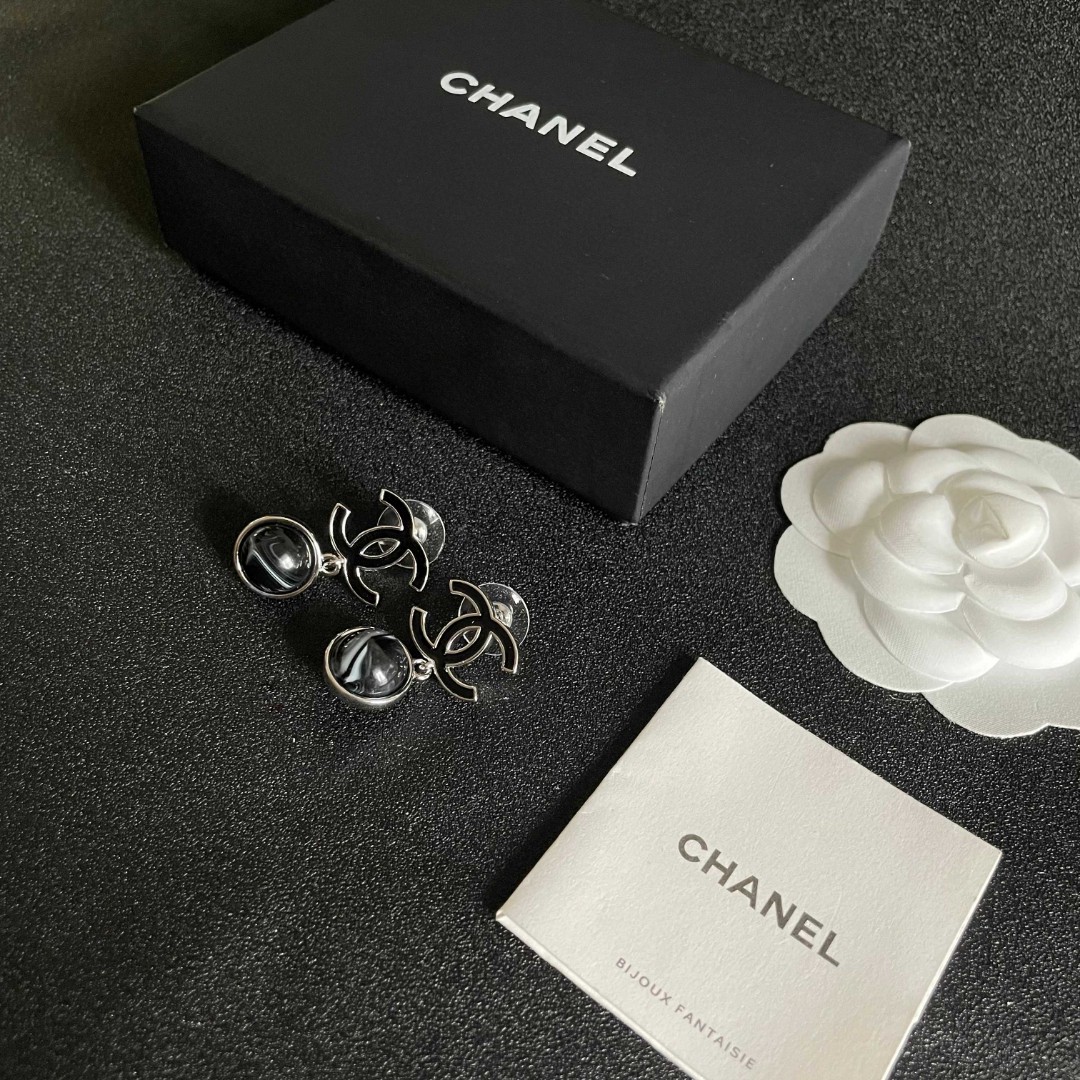  Chanel香奈儿 中古 双C耳钉👀原版复刻logo 小香家的款式真心无需多介绍😘🎶每一款都超好看，精