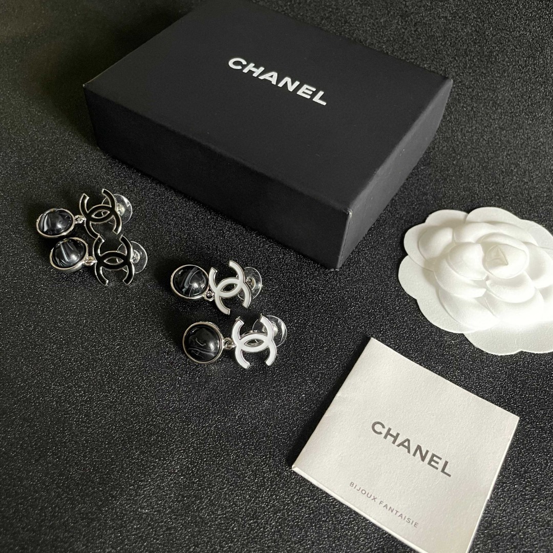 Chanel香奈儿 中古 双C耳钉👀原版复刻logo 小香家的款式真心无需多介绍😘🎶每一款都超好看，精