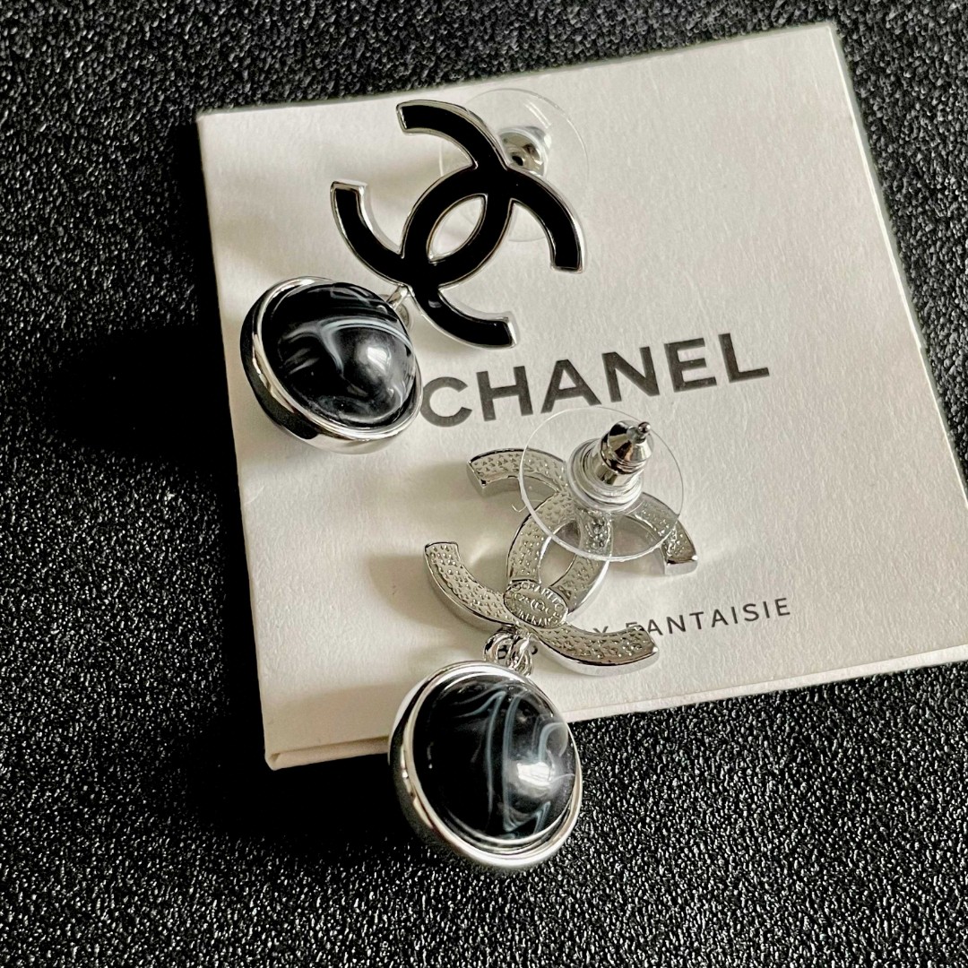  Chanel香奈儿 中古 双C耳钉👀原版复刻logo 小香家的款式真心无需多介绍😘🎶每一款都超好看，精