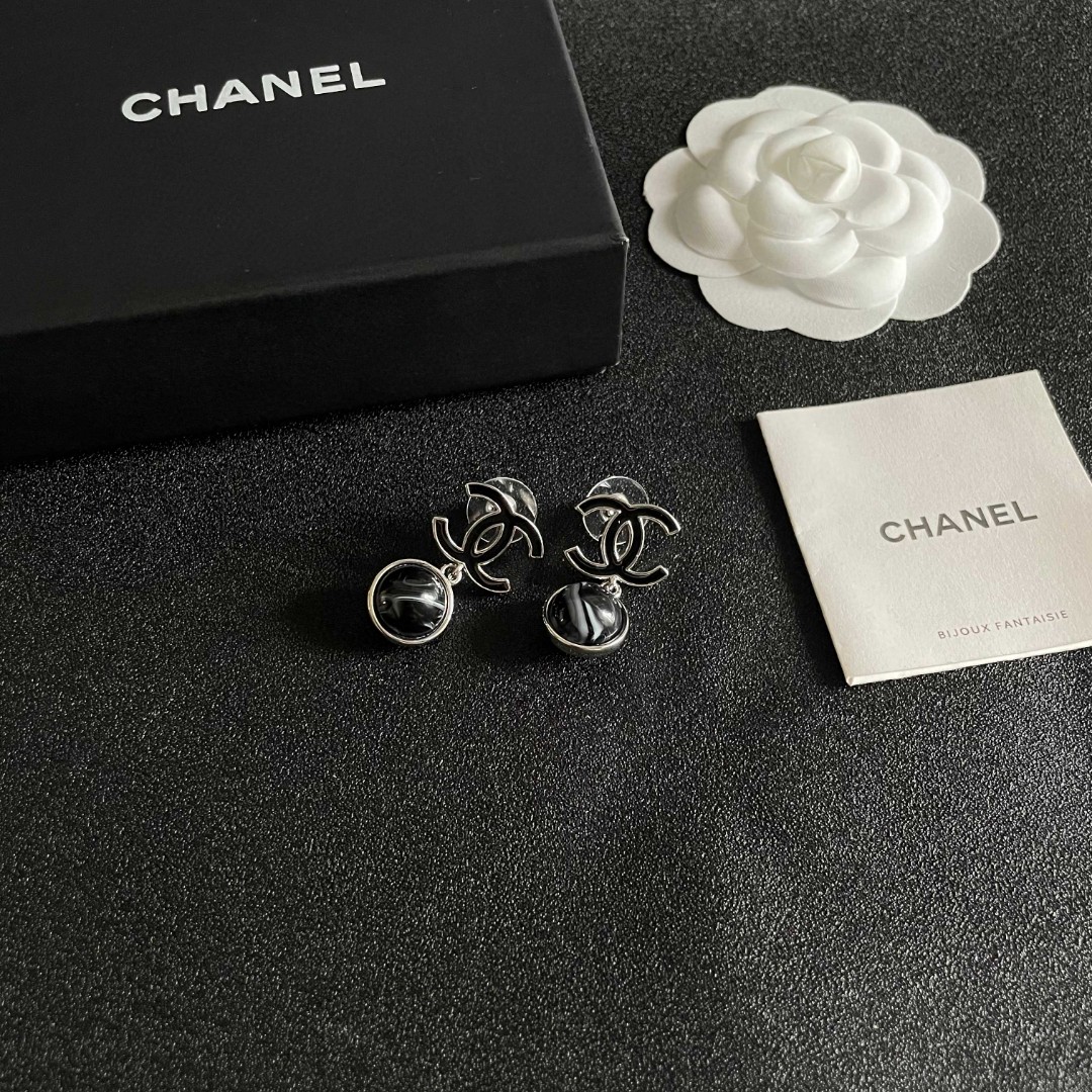  Chanel香奈儿 中古 双C耳钉👀原版复刻logo 小香家的款式真心无需多介绍😘🎶每一款都超好看，精
