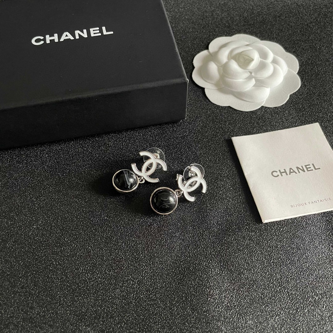 Chanel香奈儿 中古 双C耳钉👀原版复刻logo 小香家的款式真心无需多介绍😘🎶每一款都超好看，精