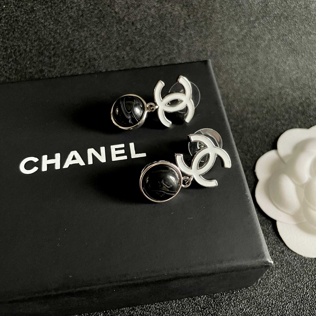  Chanel香奈儿 中古 双C耳钉👀原版复刻logo 小香家的款式真心无需多介绍😘🎶每一款都超好看，精