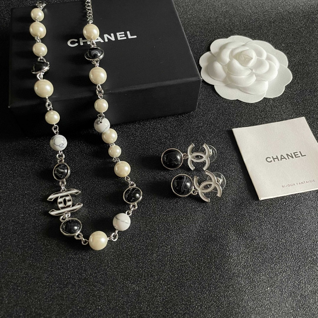  Chanel香奈儿 中古 双C耳钉👀原版复刻logo 小香家的款式真心无需多介绍😘🎶每一款都超好看，精