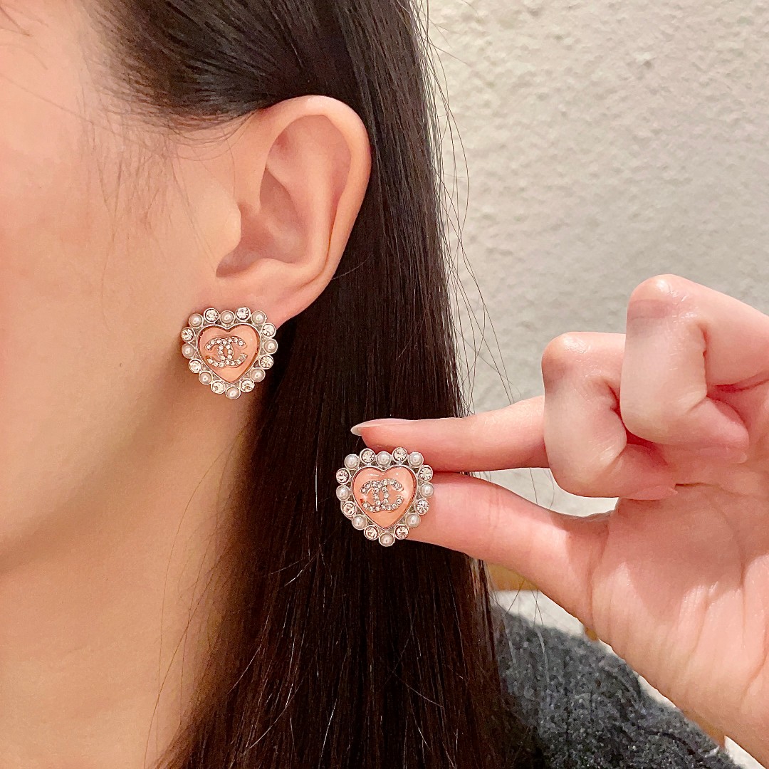  Chanel香奈儿 中古 双C耳钉👀原版复刻logo 小香家的款式真心无需多介绍😘🎶每一款都超好看，精