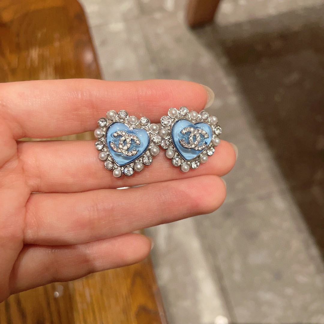  Chanel香奈儿 中古 双C耳钉👀原版复刻logo 小香家的款式真心无需多介绍😘🎶每一款都超好看，精