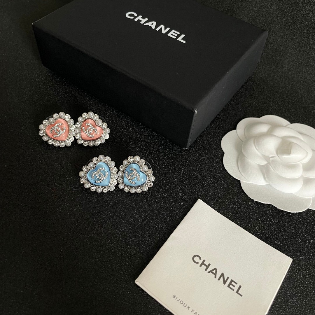  Chanel香奈儿 中古 双C耳钉👀原版复刻logo 小香家的款式真心无需多介绍😘🎶每一款都超好看，精