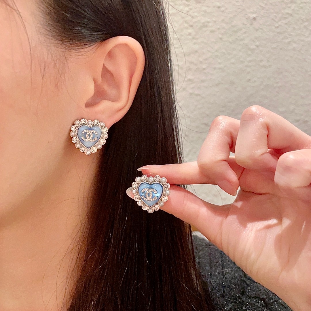  Chanel香奈儿 中古 双C耳钉👀原版复刻logo 小香家的款式真心无需多介绍😘🎶每一款都超好看，精