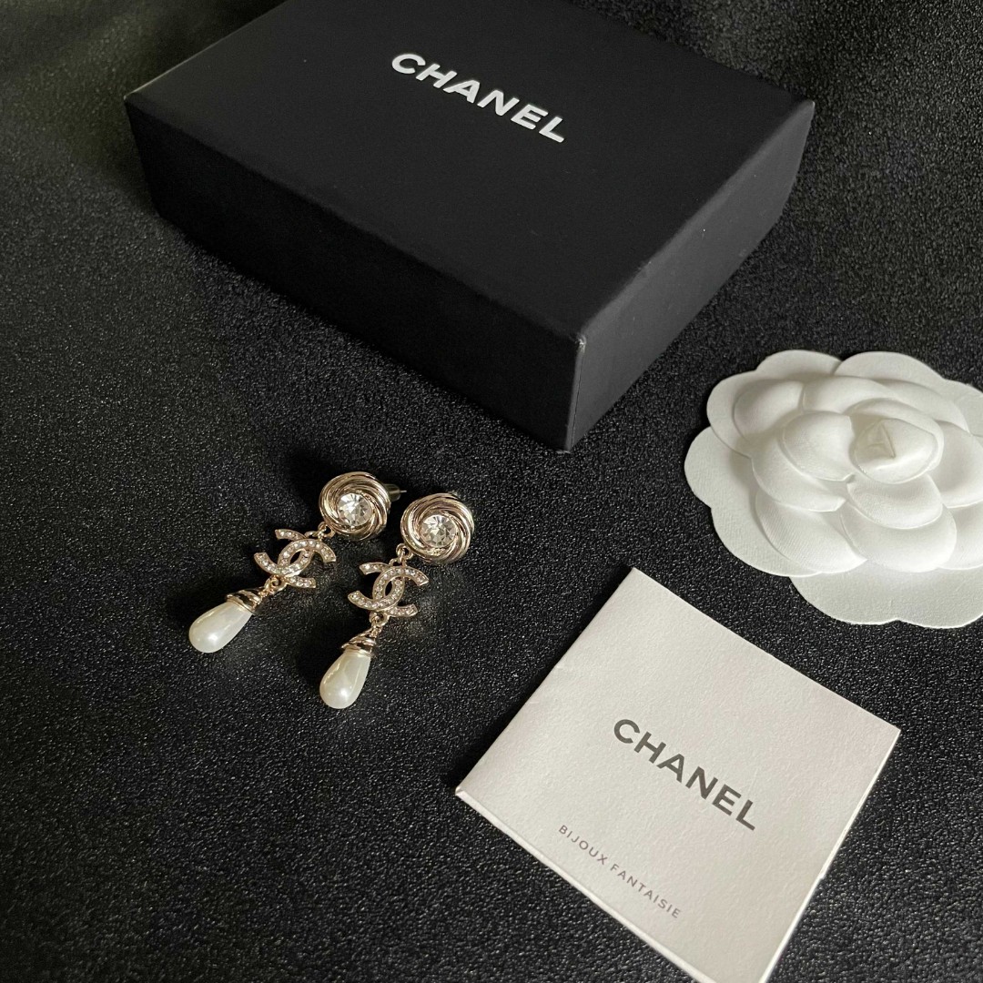  Chanel香奈儿 中古 双C耳钉👀原版复刻logo 小香家的款式真心无需多介绍😘🎶每一款都超好看，精