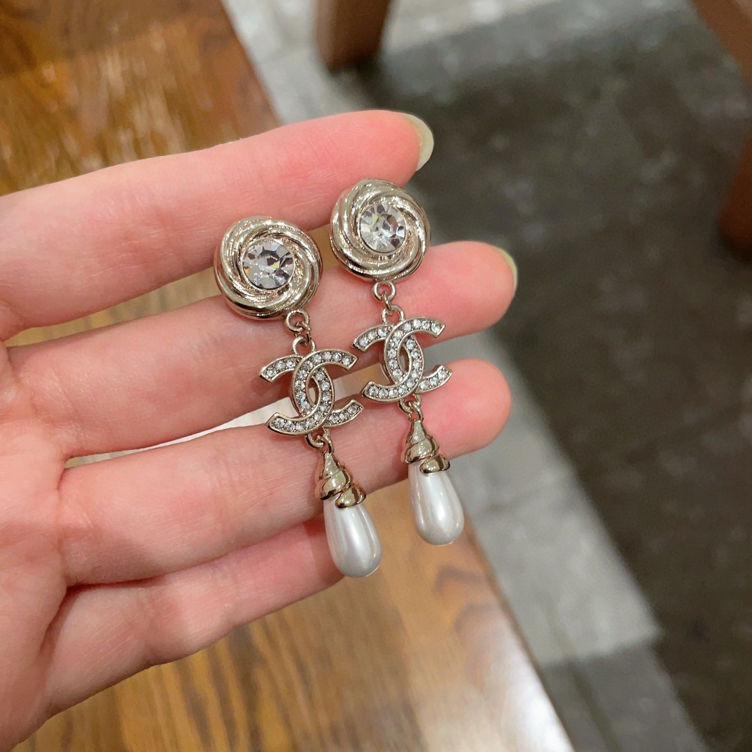 Chanel香奈儿 中古 双C耳钉👀原版复刻logo 小香家的款式真心无需多介绍😘🎶每一款都超好看，精