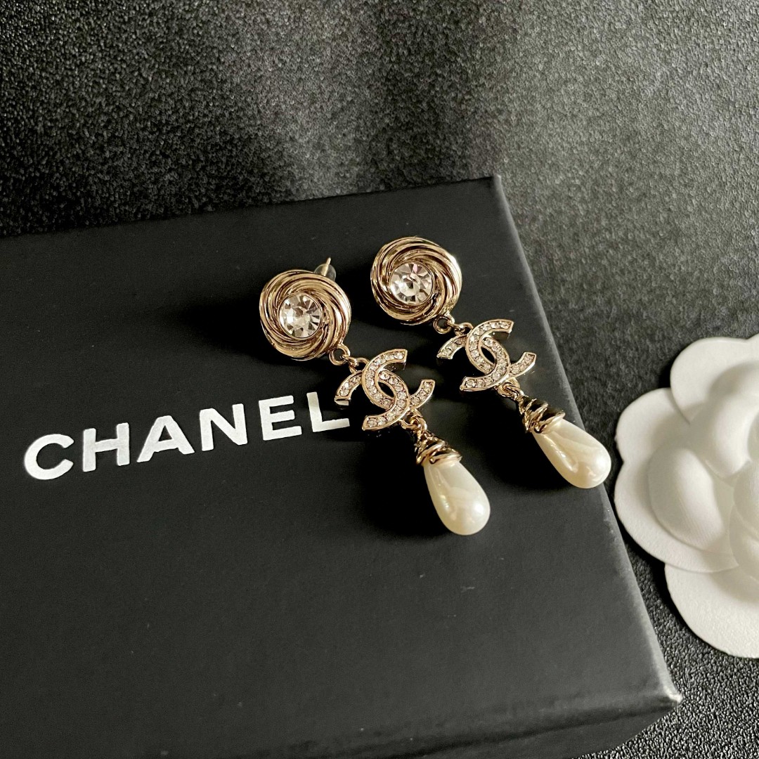  Chanel香奈儿 中古 双C耳钉👀原版复刻logo 小香家的款式真心无需多介绍😘🎶每一款都超好看，精