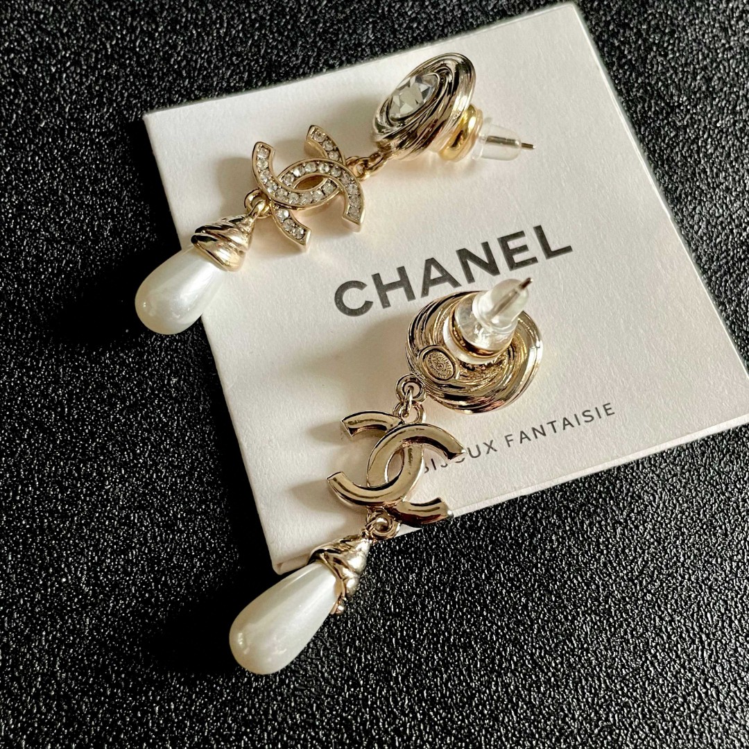  Chanel香奈儿 中古 双C耳钉👀原版复刻logo 小香家的款式真心无需多介绍😘🎶每一款都超好看，精